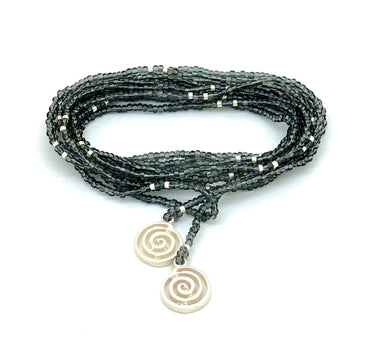 Collar enredable azul humo detalles plata.
